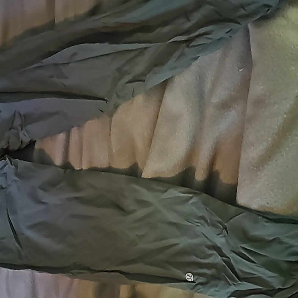lululemon pants with elastic at the leg. Size 0 - Picture 4 of 4